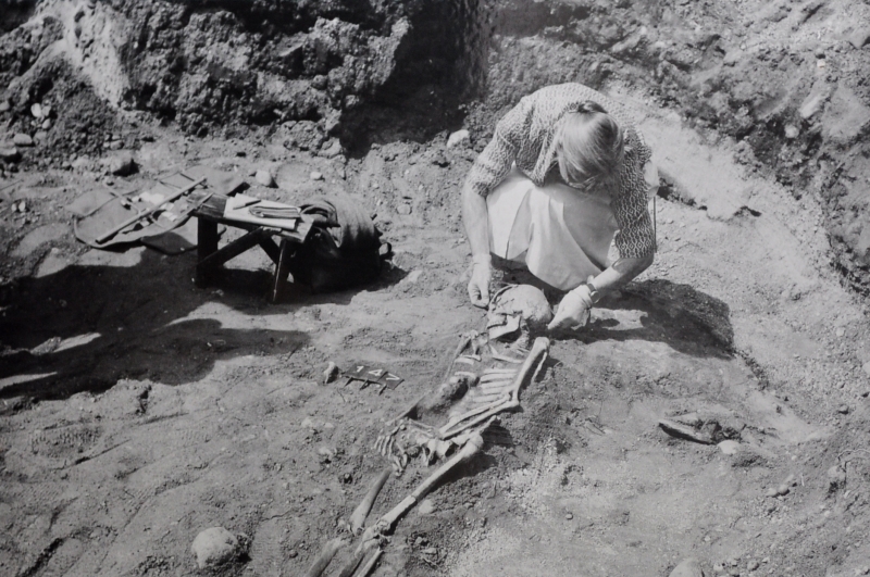Antropolog przy pomiarach szkieletu z okresu rzymskiego, badania 1985 r. (fot. Muzeum Archeologiczne w Gdańsku)