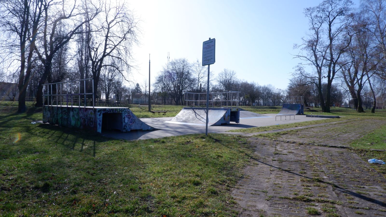 skate park przy Centrum Kultury i Sportu, ul. Chopina 34