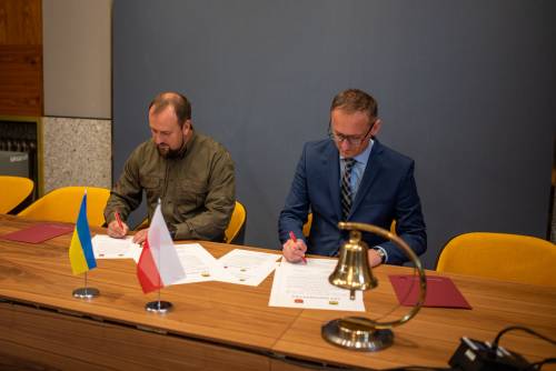 Zdjęcie przedstawia podpisanie aktu porozumienia między miastem Pruszcz Gdański i miastem Kupiańsk