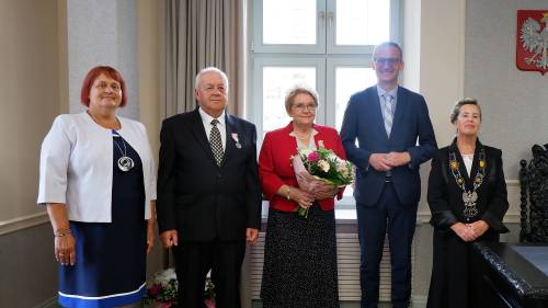 Jubileusze wieloletniego pożycia małżeńskiego.  Jubilaci pozują do zdjęcia z Burmistrzem Pruszcza Gdańskiego Januszem Wróblem oraz Przewodniczącą Rady Miasta.
