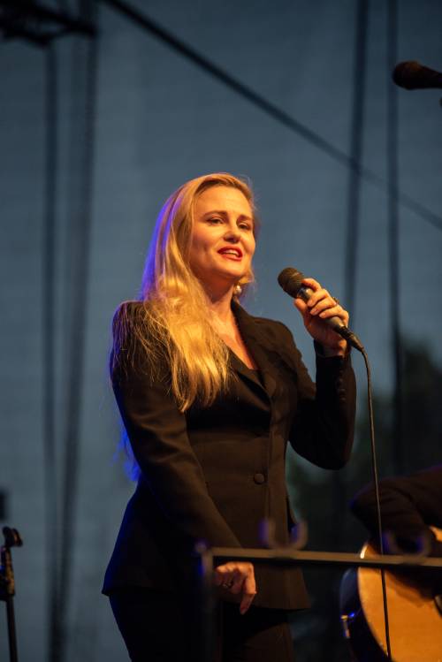 Maja Sikorowska na scenie z mikrofonem.
