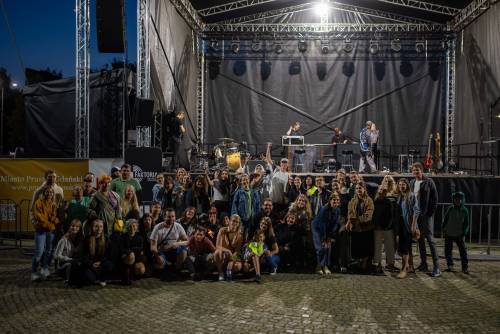 Zespół świętuje zakończenie koncertu, zdjęcie wspólne z fanami