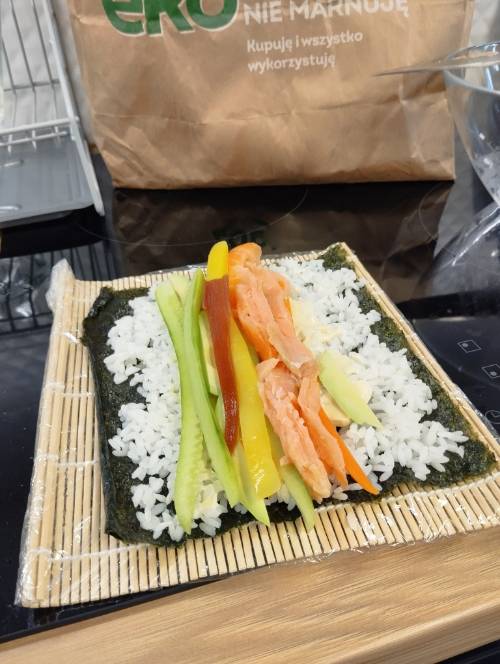 Sushi przygotowane przez uczestników na desce.