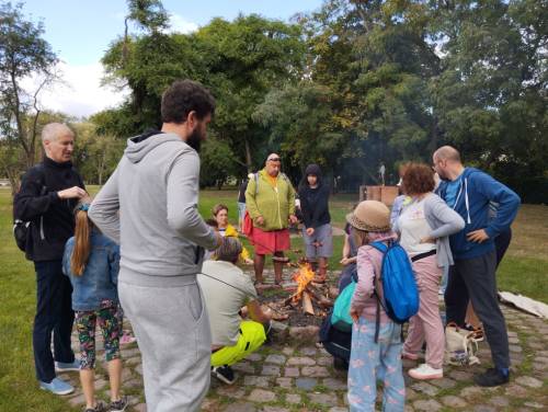 Uczestnicy przy ognisku w parku piknikowym w Pruszczu Gdańskim.