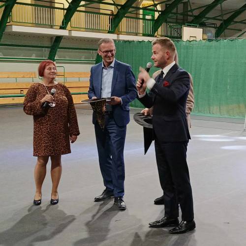 Przywitanie i otwarcie balu z burmistrzem Januszem Wróblem, przewodniczącą Małgorzatą Czarnecką-Szafrańską i senatorem Ryszardem Świlskiem.