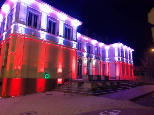 Iluminacja świetlna na budynku Urzędu Miasta.