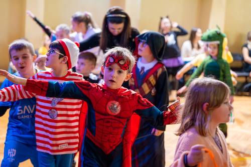 Dzieci w kolorowych strojach podczas zabawy. Spiderman, Wally, piłkarz.