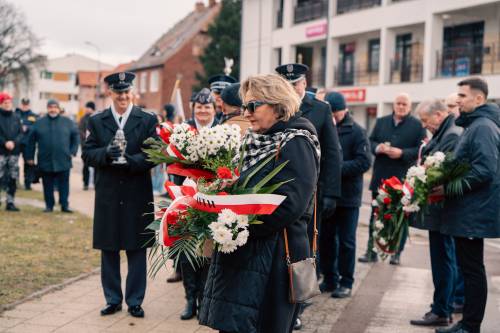 Obchody 79. rocznicy Marszu śmierci w Pruszczu Gdańskim. Składanie kwiatów.
