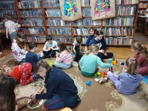 Dzieci podczas zabaw w bibliotece.