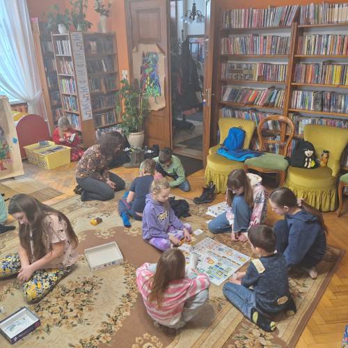 Dzieci podczas zabaw w bibliotece.