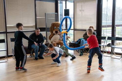 Dzieci podczas zabawy – nauka sztuk walki.