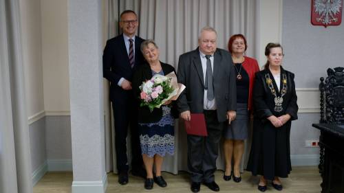 Zdjęcie przedstawia uroczystość jubileuszu pożycia małżeńskiego w Urzędzie Stanu Cywilnego w Pruszczu Gdańskim.