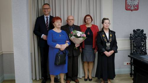 Zdjęcie przedstawia uroczystość jubileuszu pożycia małżeńskiego w Urzędzie Stanu Cywilnego w Pruszczu Gdańskim.