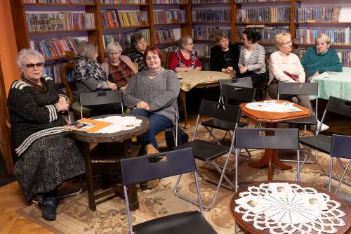 Zdjęcie Daniela Słobody przedstawiające spotkanie poświęcone Józefie Krośnickiej w Powiatowej i Miejskiej Bibliotece Publicznej w Pruszczu Gdańskim.