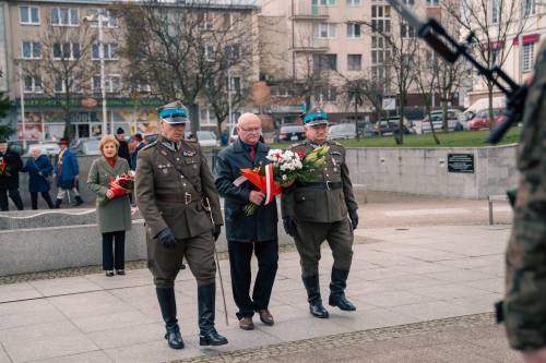 Starsosta gdański oraz kombatanci składają kwiaty pod pomnikiem Nike.