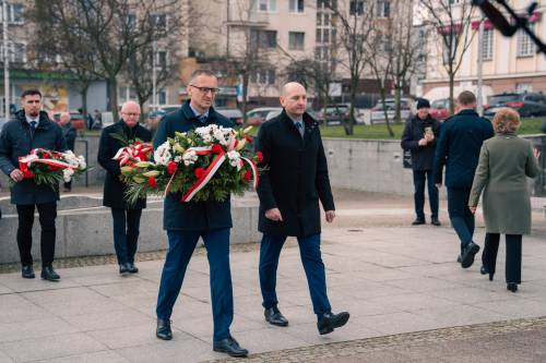Burmistrz Pruszcza Gdańskiego Janusz Wróbel oraz Zastępca ds. komunalnych Radosław Klaczkowski składają kwiaty pod pomnikiem Nike.
