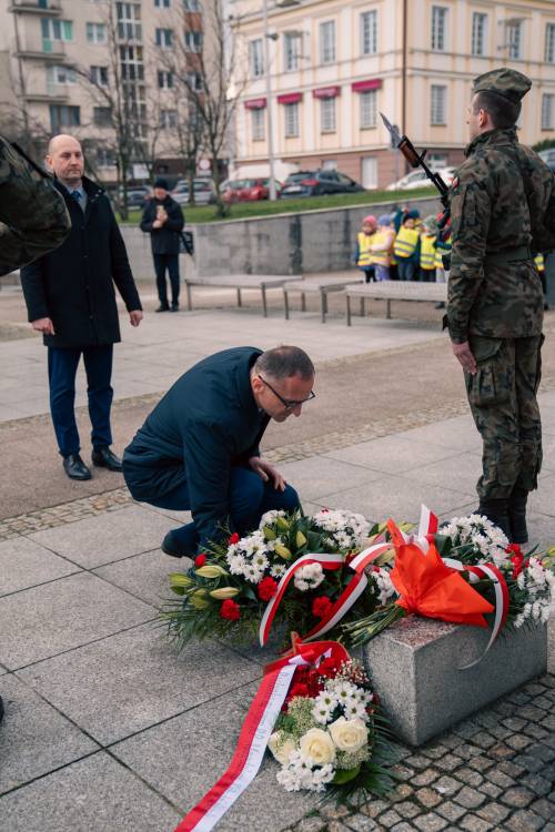 Burmistrz Pruszcza Gdańskiego Janusz Wróbel składa kwiaty pod pomnikiem Nike.