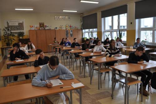 Uczestnicy podczas pisania testu.