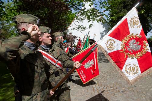 Żołnierze ze sztandarami podczas obchodów rocznicy uchwalenia konstytucji 3 maja.