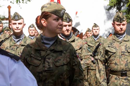 Żołnierze podczas obchodów. Zbliżenie na kobietę w mundurze.