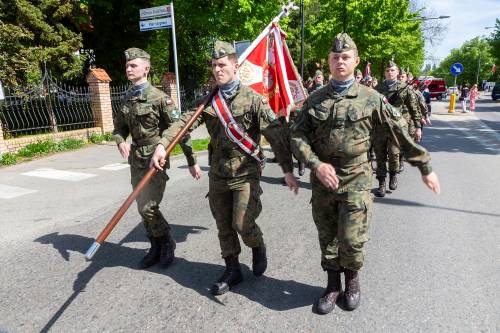 Żołnierze podczas obchodów rocznicy uchwalenia konstytucji 3 maja. Defilada.