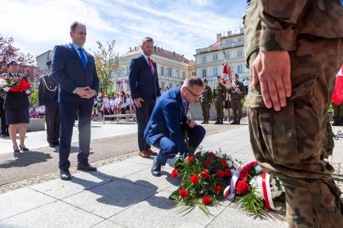 Burmistrz Pruszcza Gdańskiego, Zastępca Burmistrza ds. Społecznych i Senator składają kwiaty.