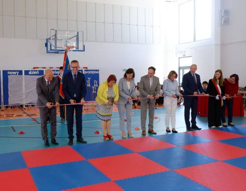 Zdjęcie przedstawia otwarcie nowej cześci budynku w Szkole Podstawowej nr 2 w Pruszczu Gdańskim.