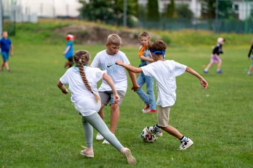 Grupa dzieci podczas zajęć sportowych.