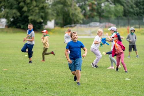 Dzieci podczas zabaw na boisku.
