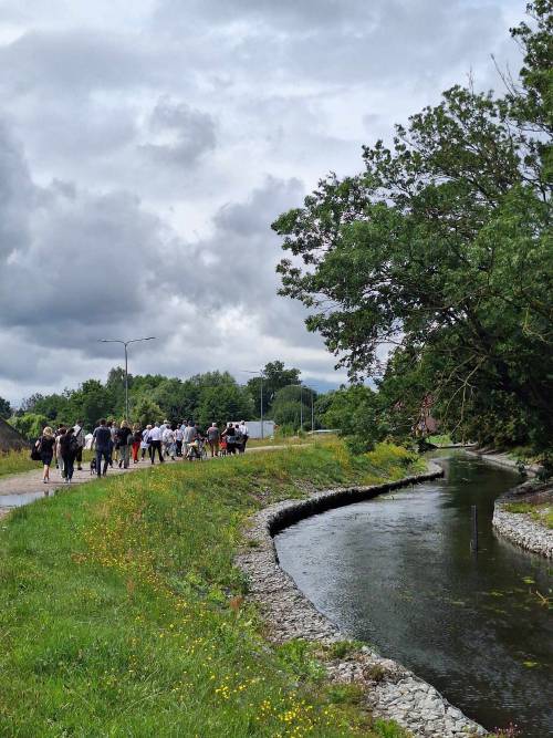 Uczestnicy spacerują wzdłuż kanału Raduni przy Parku Kulturowym Faktoria.