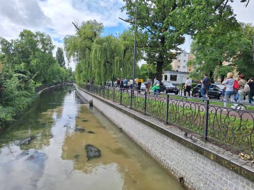 Uczestnicy spacerują wzdłuż kanału Raduni w centrum miasta.
