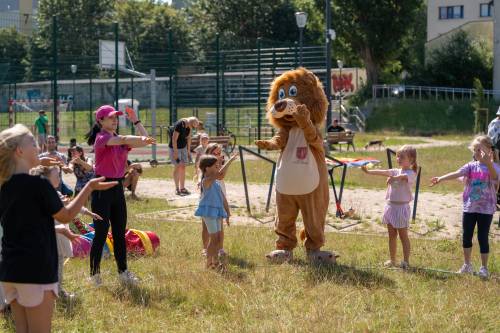Dzieci podczas zabawy z Lwem Pruszkiem.