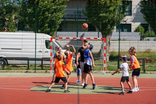 Dzieci podczas zabawy - zajęcia z gry w koszykówkę.