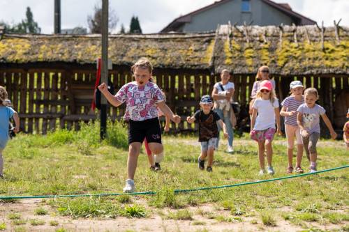 Dzieci podczas zabaw z liną.