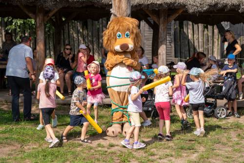 Dzieci podczas zabaw - przywiązały Lwa Pruszka do pala.