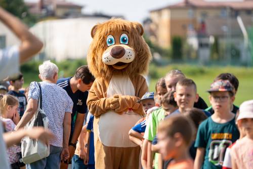 Zabawa podczas festynu na boisku przy Centrum Kultury i Sportu w ramach cyklu Wakacje w Mieście. Na zdjęciu dzieci oraz Lew Pruszek.