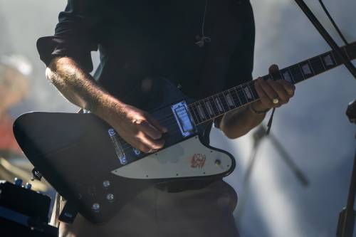 Zdjęcie przedstawia zbliżenie na gitarę podczas Koncertu Spiętego w Pruszczu Gdańskim.