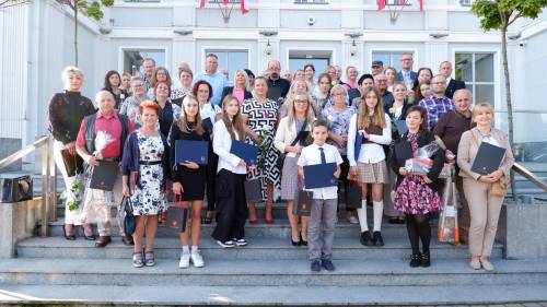 Zdjęcie przedstawia nauczycieli, laureatów konkursów i wszystkich wyróżnionych.