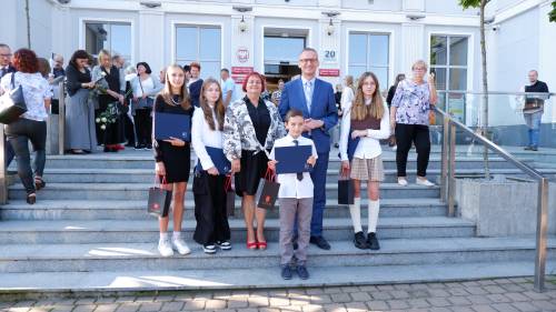 Zdjęcie przedstawia najlepszych uczniów z Pruszcza Gdańskiego.