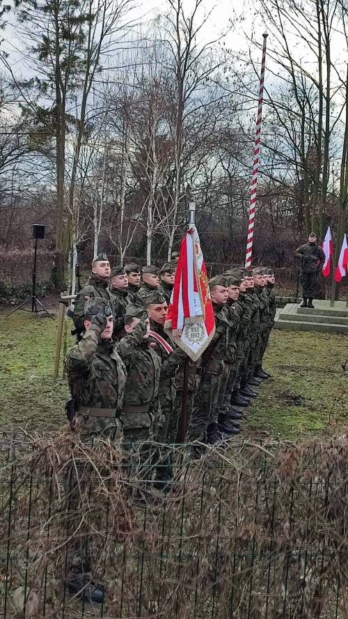 Widok na żołnierzy ze sztandarem.