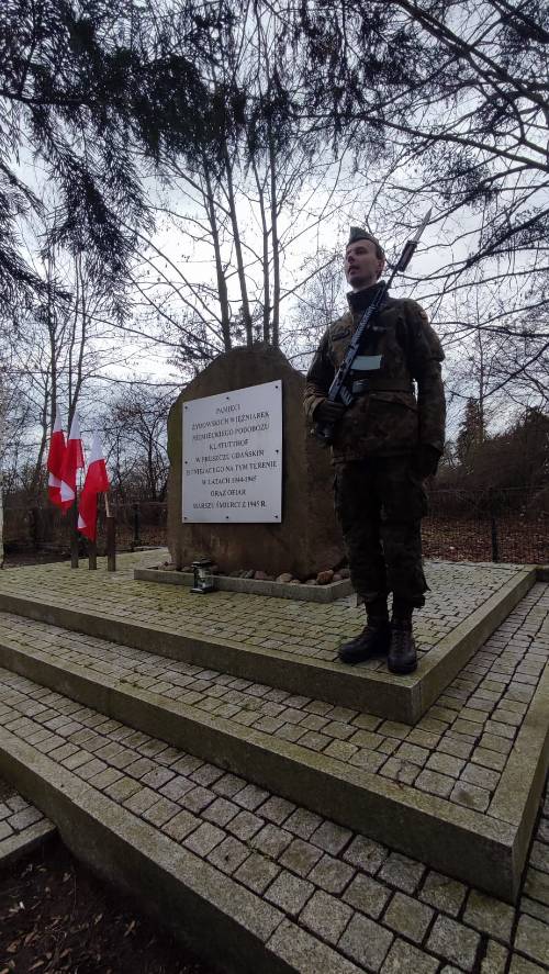 Goście uroczystości składają kwiaty pod pomnikiem przy ul. Powstańców Warszawy.