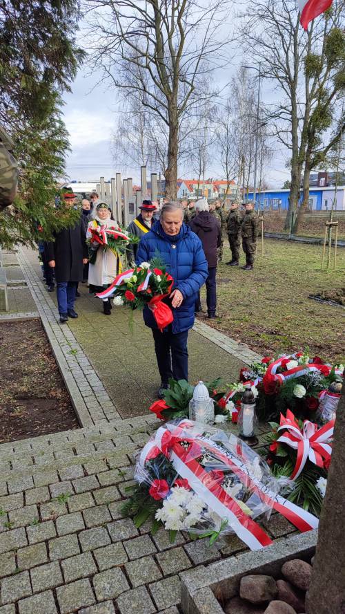 Goście uroczystości składają kwiaty pod pomnikiem przy ul. Powstańców Warszawy.