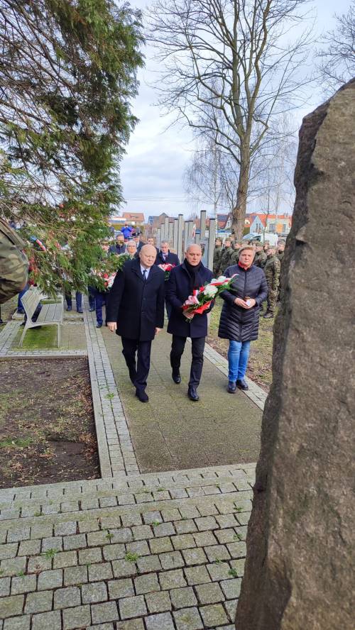 Goście uroczystości składają kwiaty pod pomnikiem przy ul. Powstańców Warszawy – Starosta Gdański w centrum.