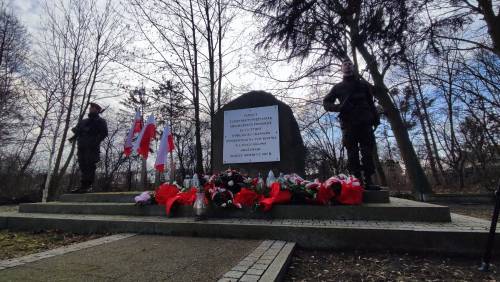 Widok na pomnik przy ul. Powstańców Warszawy. Widać żołnierzy.