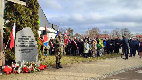 Widok na pomnik przy ul. Mickiewicza. Widać żołnierzy i gości.