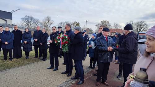 Goście zebrani pod pomnikiem. W środku kadru Burmistrz Pruszcza Gdańskiego Janusz Wróbel.