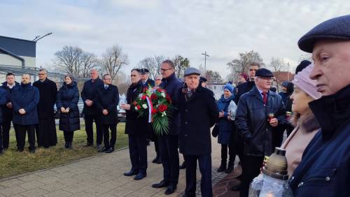 Goście zebrani pod pomnikiem. W środku kadru Burmistrz Pruszcza Gdańskiego Janusz Wróbel.