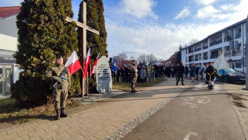 Widok na pomnik przy ul. Mickiewicza. Widać żołnierzy i gości.