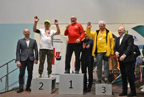 Uczestnicy na podium - mężczyźni.