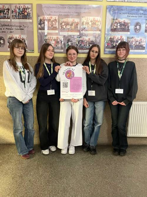 Licealistki wspierają zbiórkę dla hospicjum.